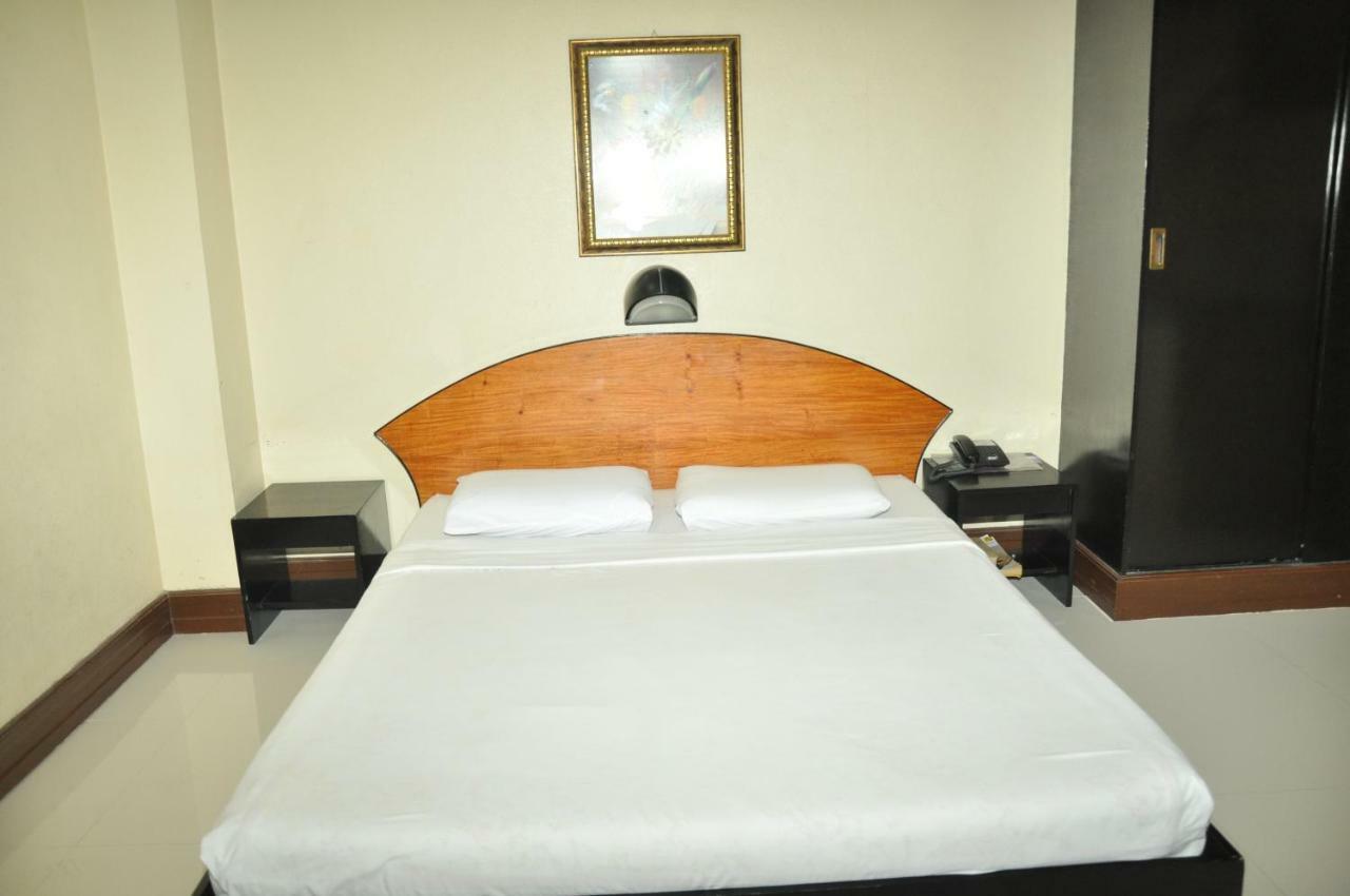 Paragon Suites Cebu Exteriör bild