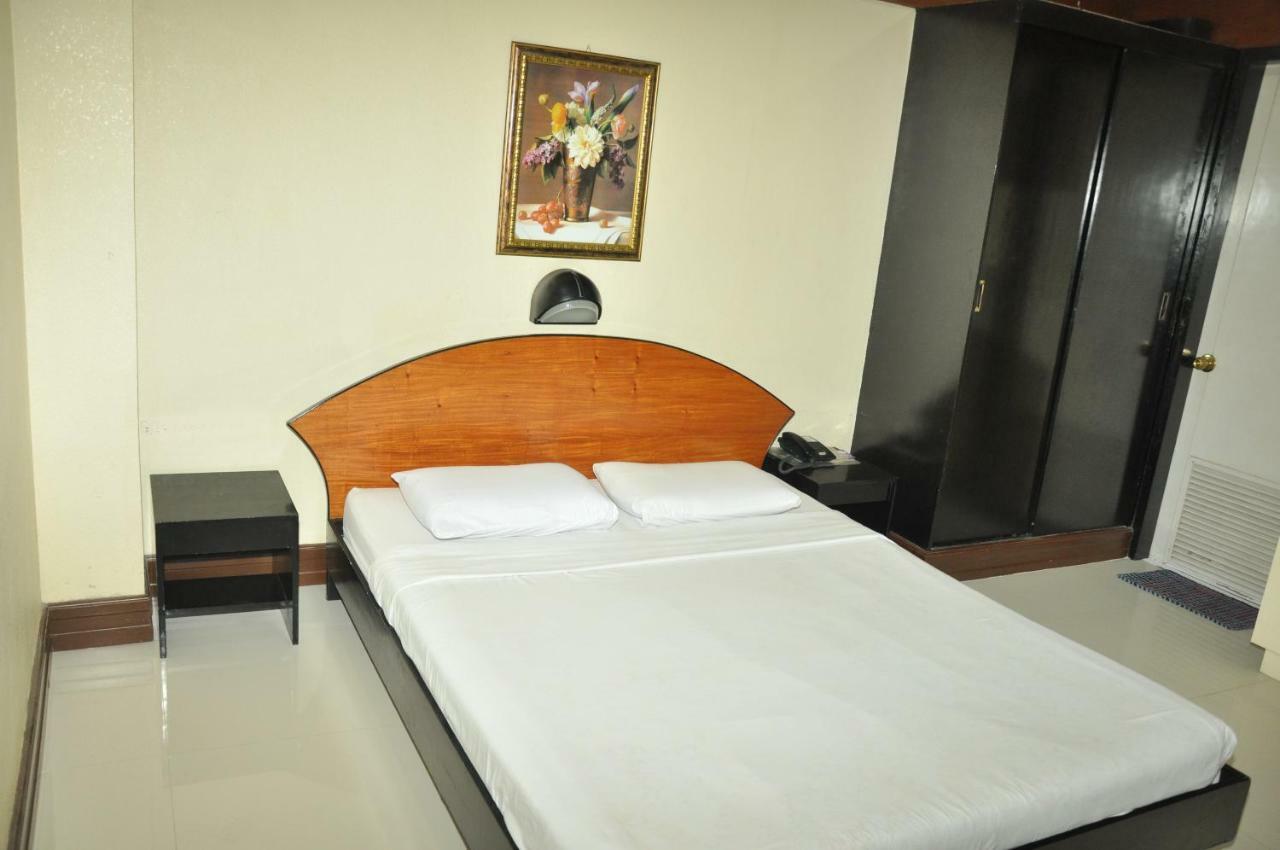 Paragon Suites Cebu Exteriör bild